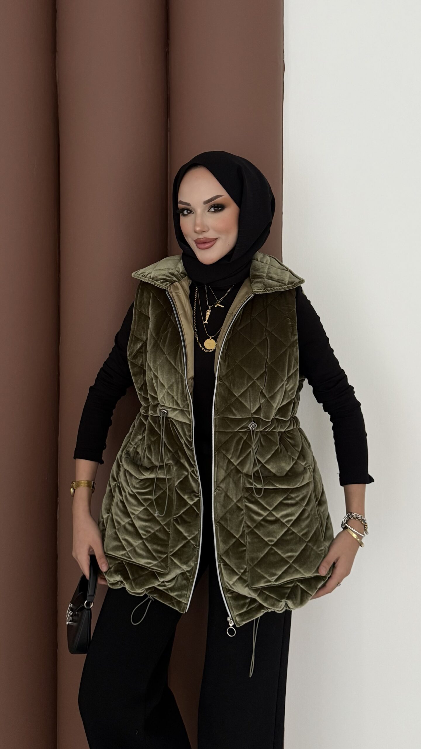 img_9151.jpeg Kapitoneli Kadife Şişme Yelek - Haki - Görsel 1