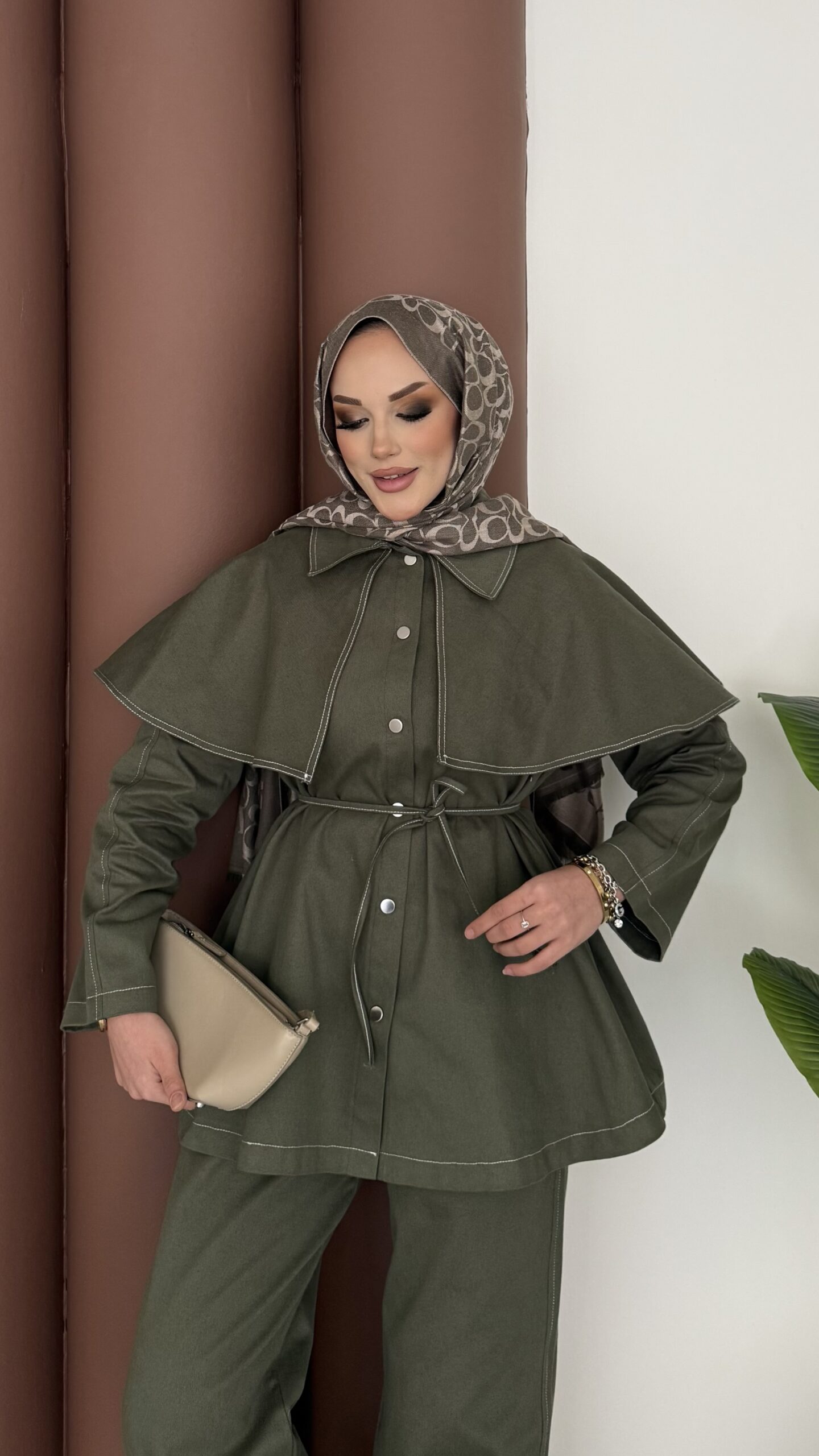 img_3051-scaled-1.jpeg Pelerin Detaylı Gabardin İkili Takım - Haki - Görsel 1