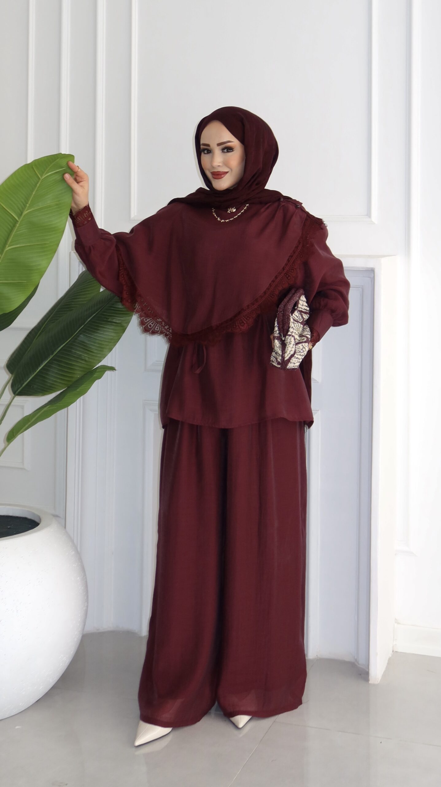 img_0326-1-scaled-1.jpeg Güpür Yakalı Pelerin Vual İkili Takım - Mürdüm - Görsel 1