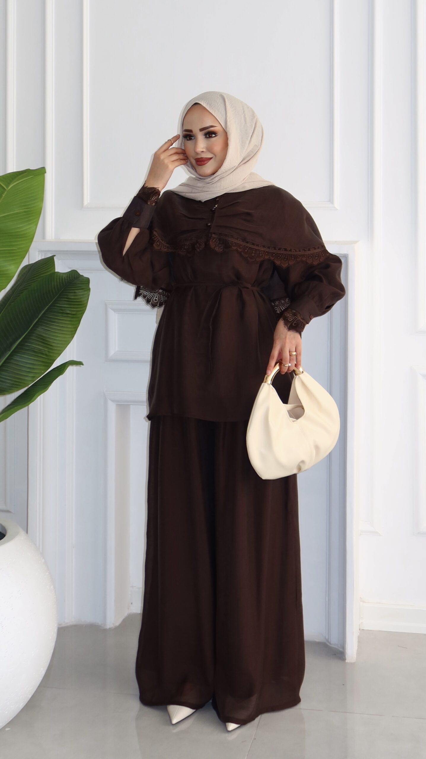 img_0370-1-scaled-1.jpeg Güpür Yakalı Pelerin Vual İkili Takım - Kahverengi - Görsel 1